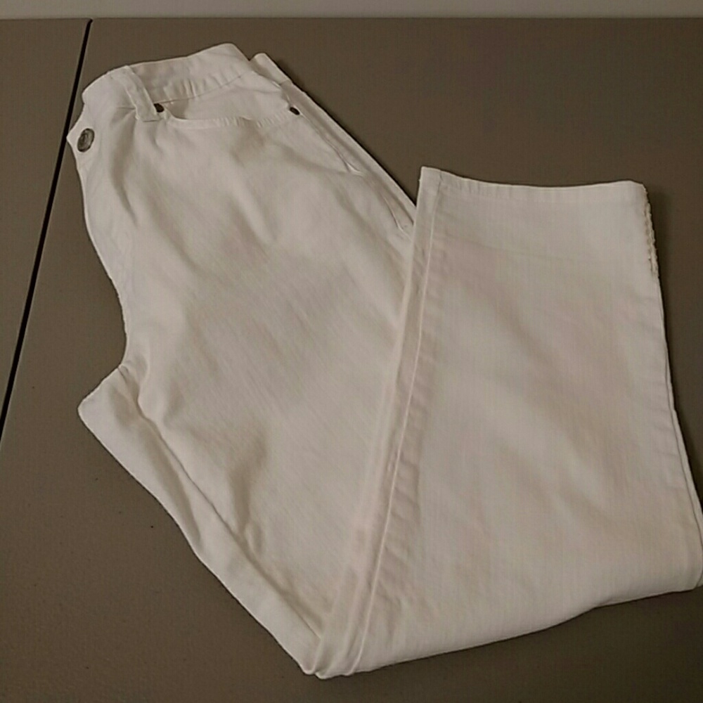 WHITE CAPRIS